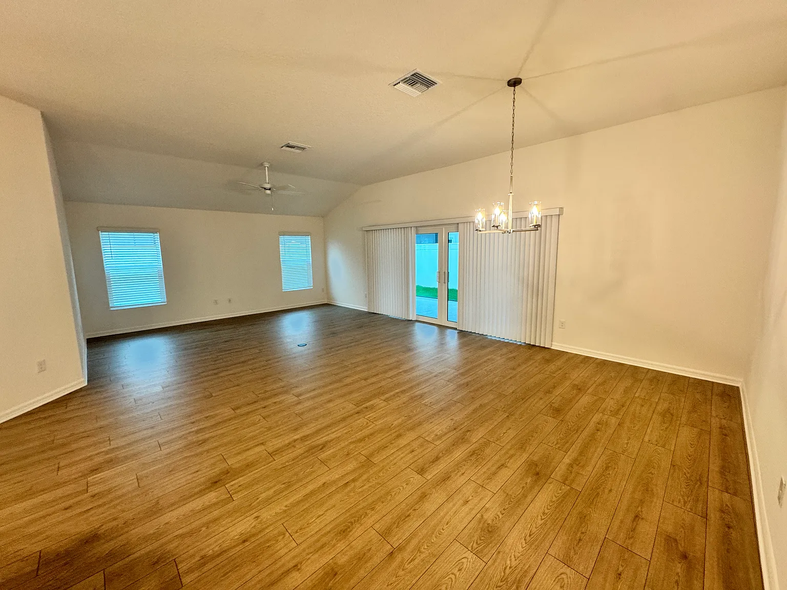 Beautiful 3 bed 3 bath home — Photo 2