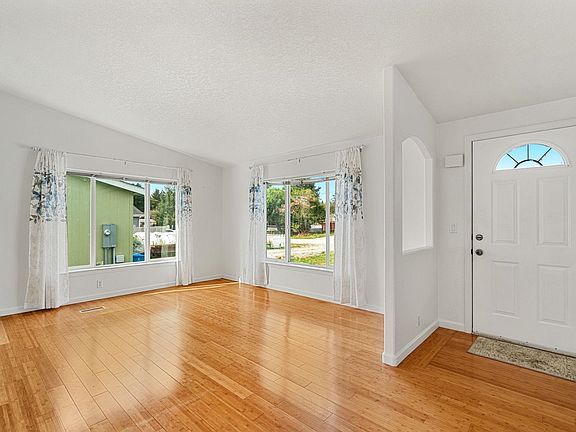 3rd image of 2451 Cushing Ave