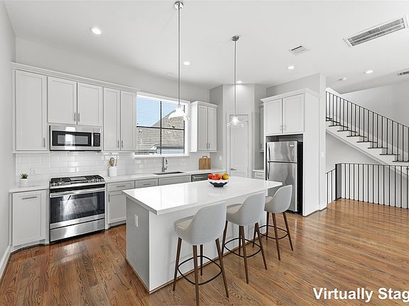 3rd image of 816 W 22nd St