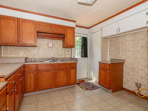 2nd image of 1233 Roberts St