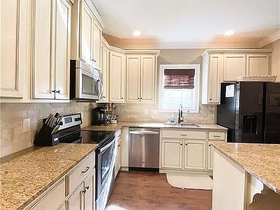 5th image of 221 Hickory Woods Drive