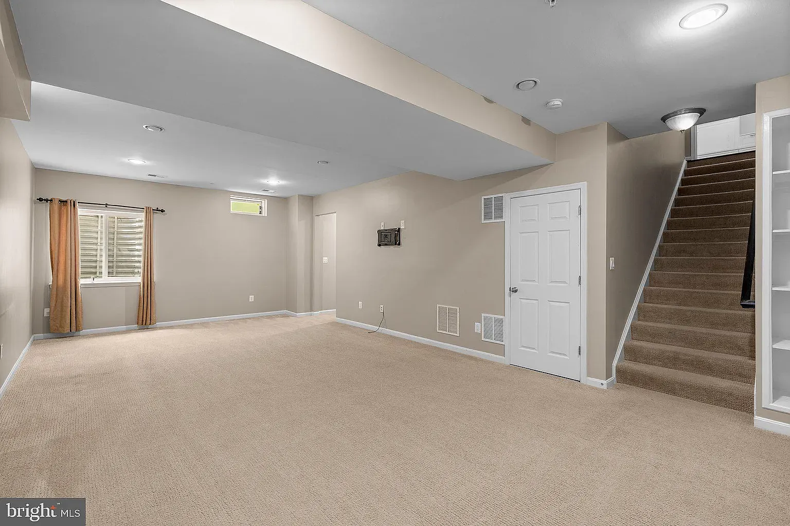 5 bed, 4.5 bath, 4028 sqft, $4,500 — Photo 4