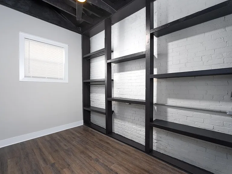 224 W 5th St — Photo 11