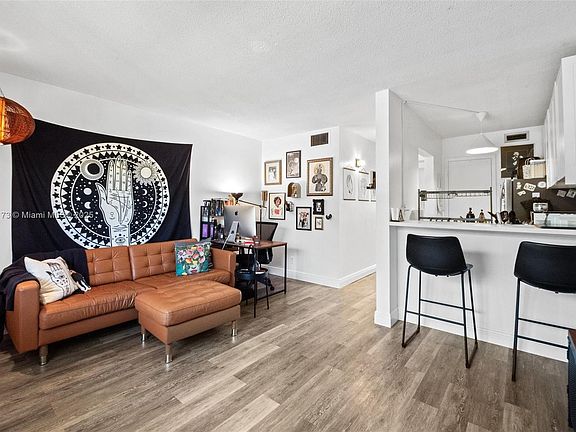 5th image of 1000 SE 15th St APT 203