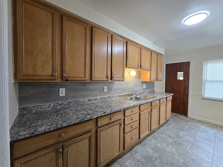 15205 Maplewood Ave — Photo 8