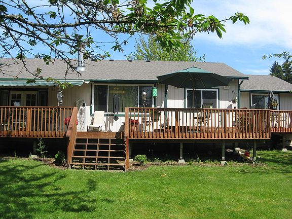Large backyard w/full length deck