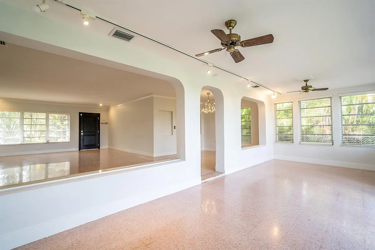 Building Photo - 475 S Shore Dr