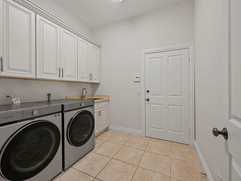 2055 Regents Blvd — Photo 24