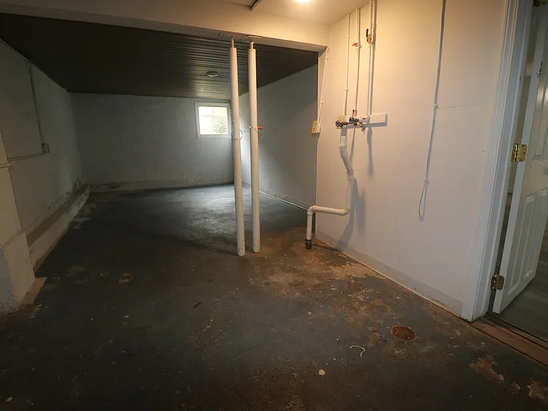 1672 Houston Ave — Photo 15