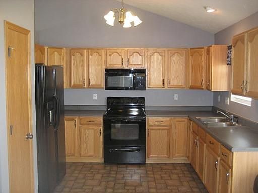3rd image of 1002 N Oak Creek Dr