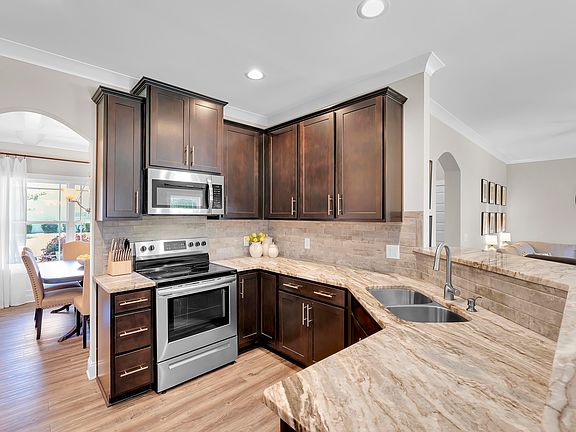 4th image of 14 Stonebury Dr