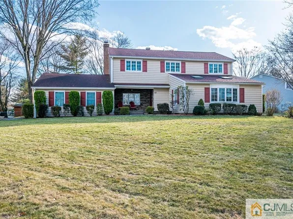 10 Markus Dr, Kendall Park, NJ 08824