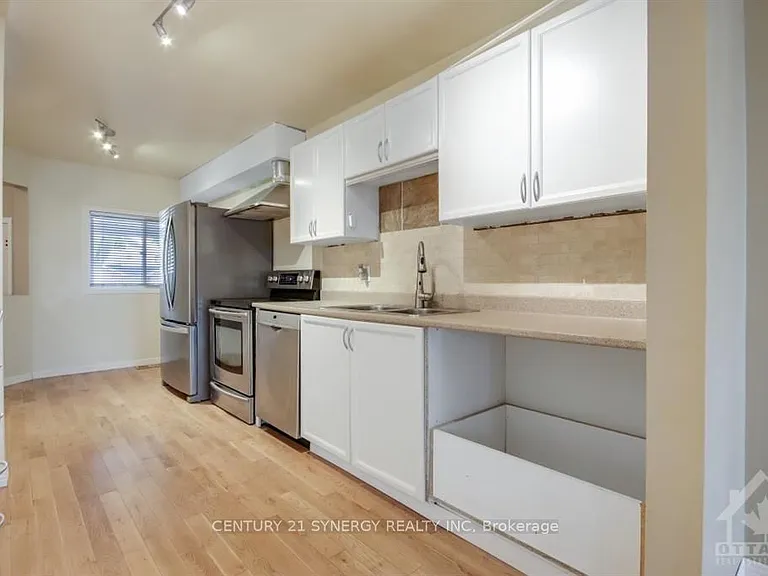 532 Pocono Cres — Photo 14