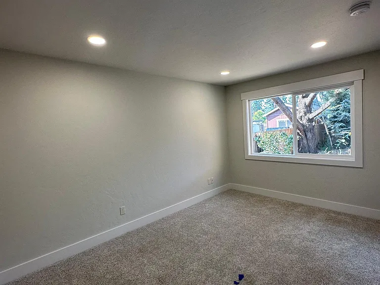 624 NE Olney Ave — Photo 17