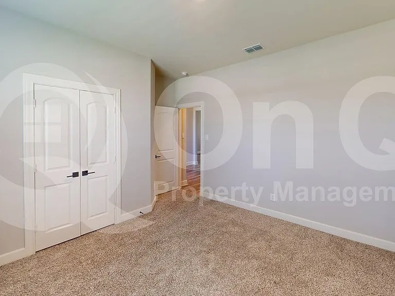 904 Emerson Dr — Photo 12