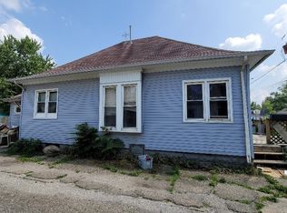 911 C St, Charleston, IL 61920