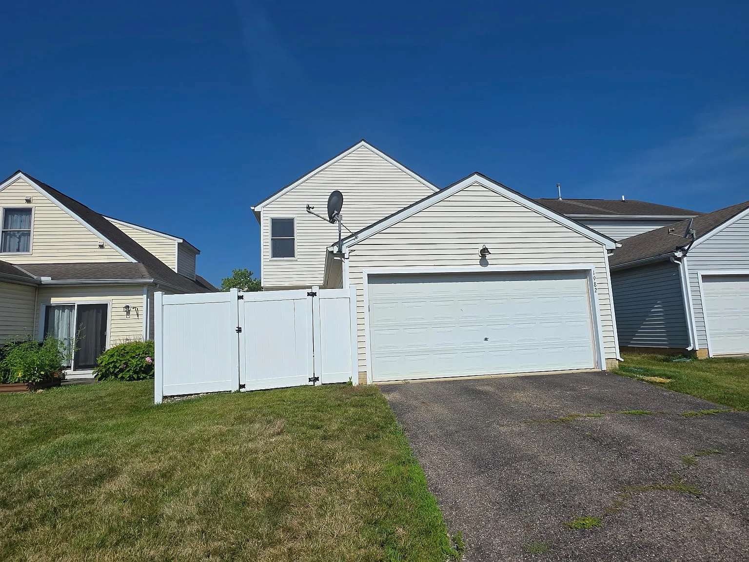 3 bed, 2.5 bath, 1536 sqft, $2,100 — Photo 2