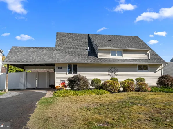 50 Neptune Ln, Levittown, PA 19054