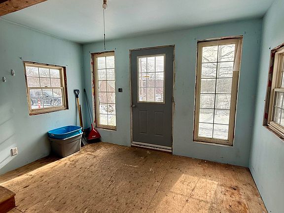 3rd image of 2205 Wyvern Rd