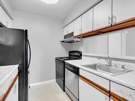 3rd image of 1639 Carriage House Ter APT C
