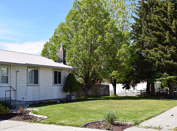 2nd image of 975 N Yellowpine Dr