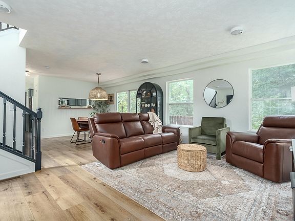4th image of 20 Leitch Dr
