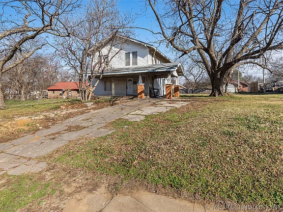3rd image of 602 C St SE