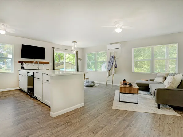 261 Commodore Dr, Livingston, TX 77351