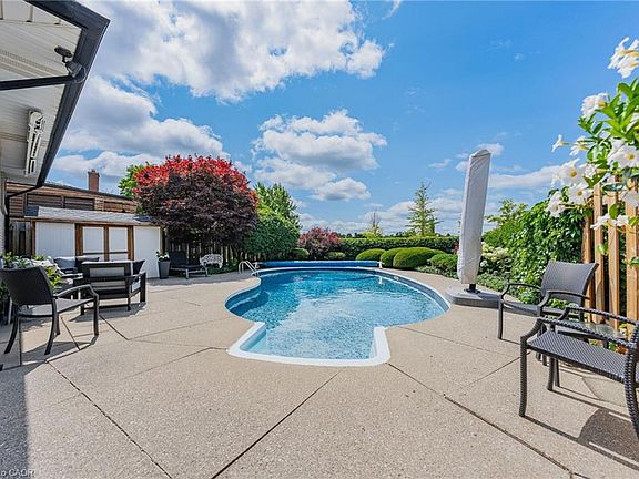 3rd image of 107 Laurentian Dr