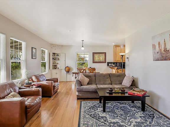 4th image of 704 Hackberry Ave