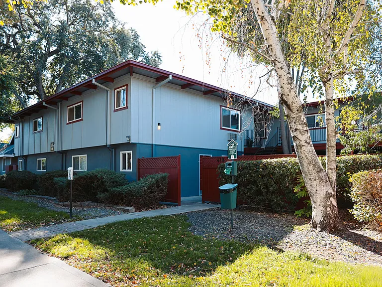 I Street Apartments — Photo 15