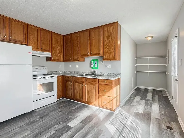 2228 Berkshire Dr — Photo 6