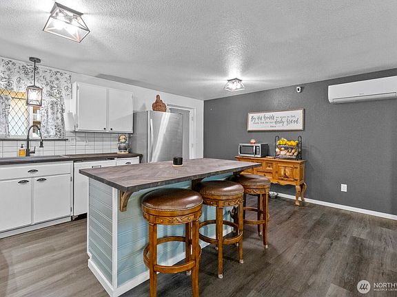 4th image of 60 NE Lorrain Court