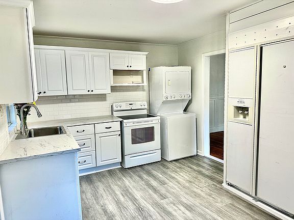 Kitchen (w/d is just to show where the w/d would go.).