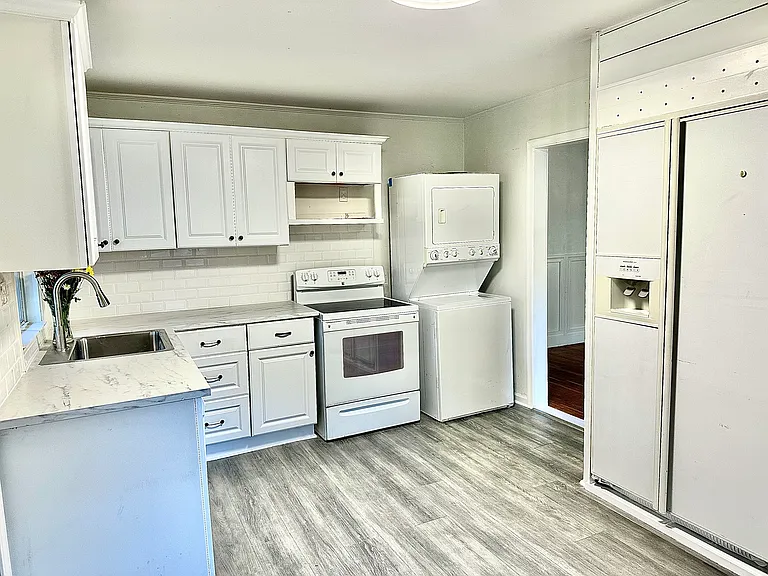 Kitchen (w/d is just to show where the w/d would go.).