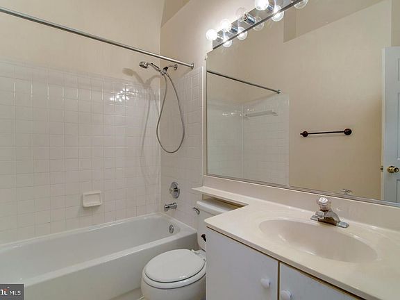 4th image of 2527 James Monroe Cir