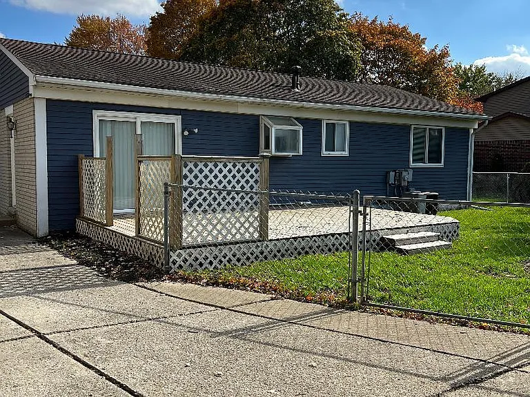 Briarwood Dr — Photo 2