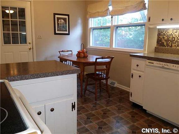 4th image of 8016 Chatham Dr