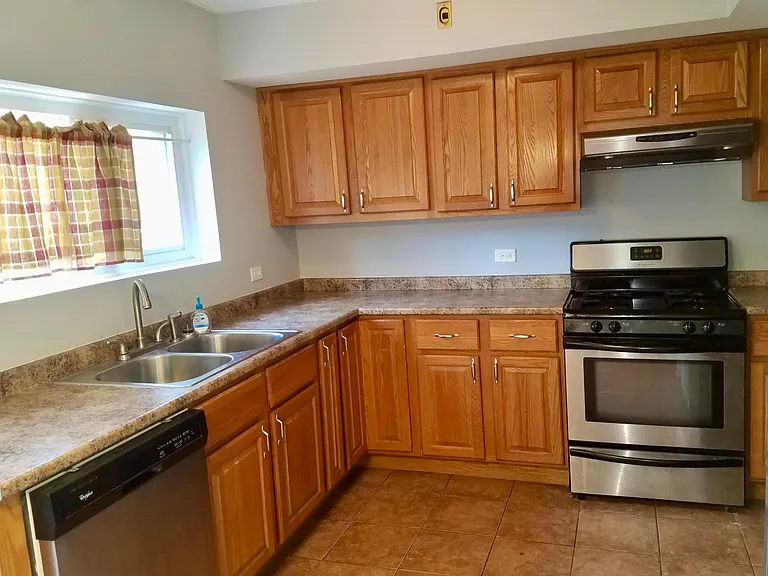 1056 Des Plaines Ave — Photo 2