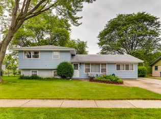 824 S Braintree Dr, Schaumburg, IL 60193