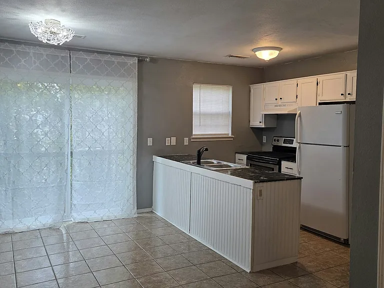 501 Braithwaite St #A — Photo 3
