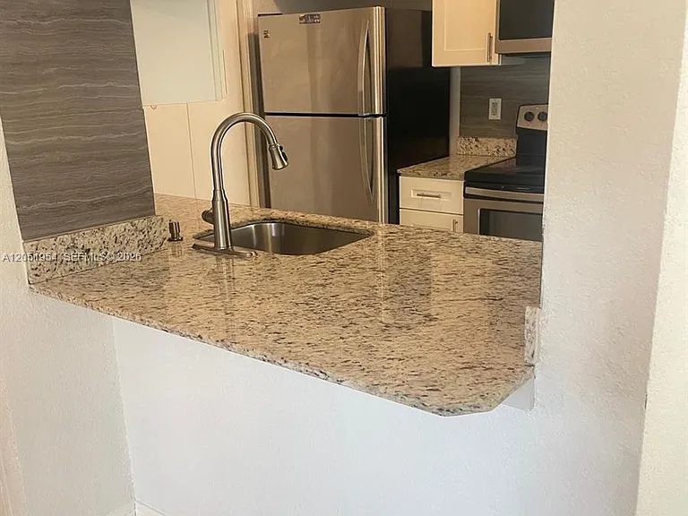927 Riverside Dr #320 — Photo 1