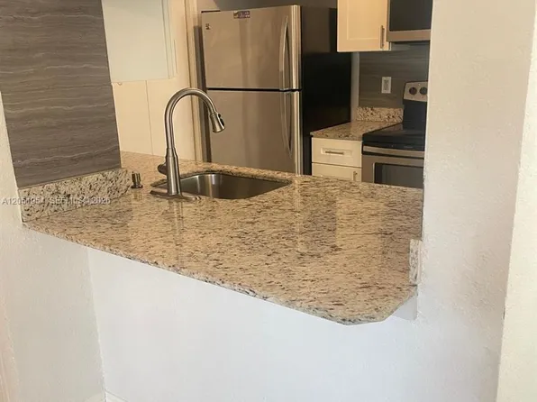 927 Riverside Dr APT 320, Pompano Beach, FL 33071