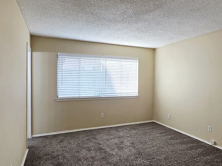 220 Village North Dr — Photo 13