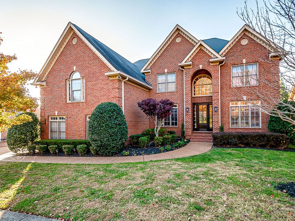 1st image of 450 Beauchamp Cir