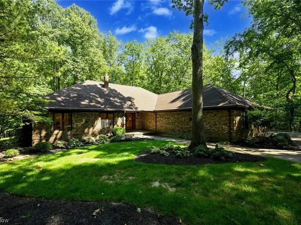 7609 Braewood Dr, Independence, OH 44131