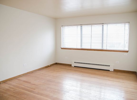 2nd image of 5651 N Hermitage Ave APT 1S