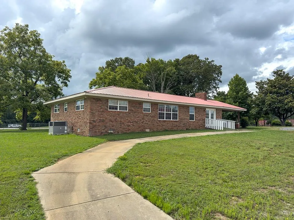 3 bed, 1458 sqft, $1,600 — Photo 1