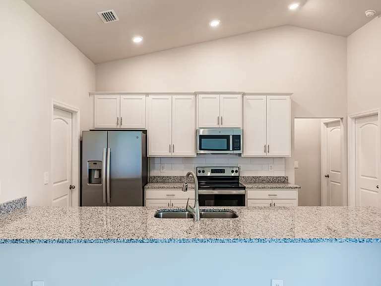 4243 NE 17th Ave — Photo 4