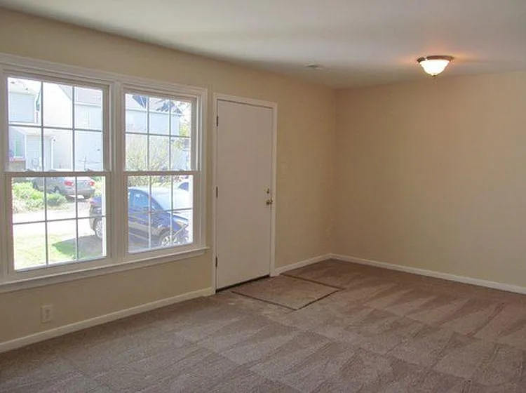1506 Kemper St — Photo 6